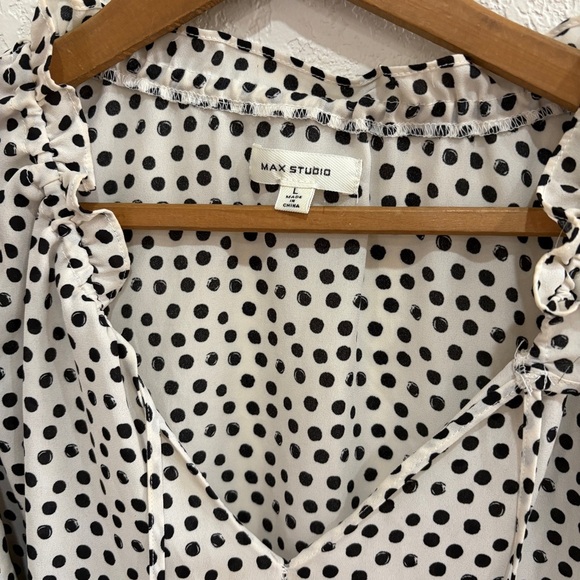⚡️5/$25 bundle sale ⚡️Max Studio Black and White Polka Dot Blouse - Picture 2 of 4